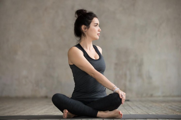Dehnübungen oberer Rücken Yoga gegen Rückenschmerzen