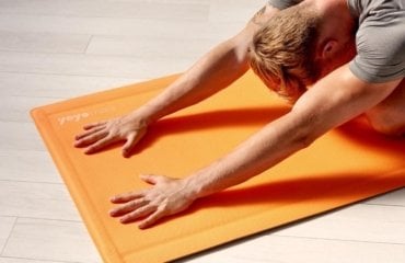 Die Yogamatte beibt flach auf dem Boden
