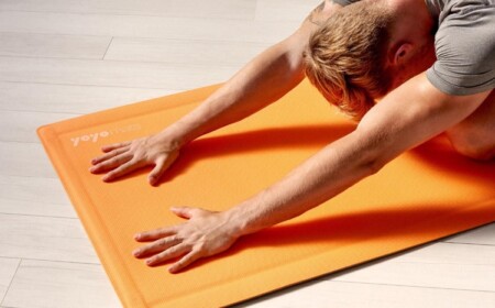Die Yogamatte beibt flach auf dem Boden