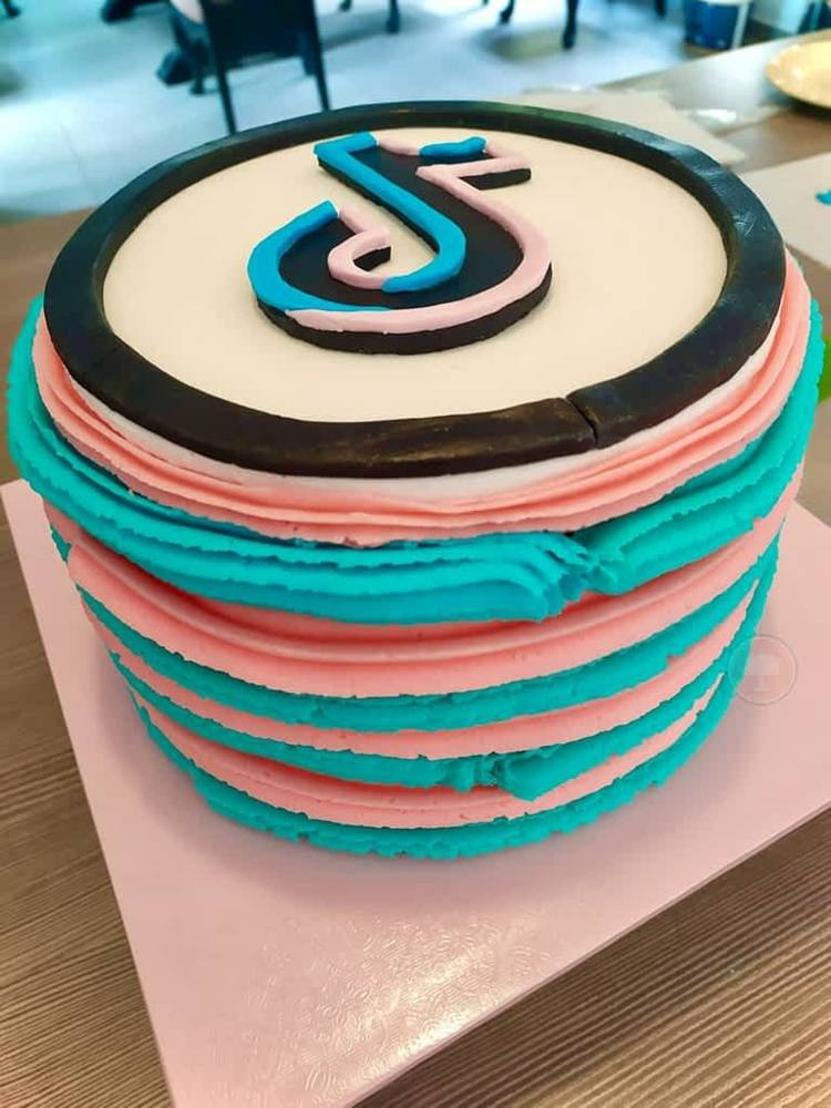 Einfache TikTok Torte selber machen mit Creme in Blau und Rosa und TikTok-Logo