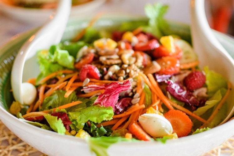 Ernährung bei Neurodermitis Rezepte für Salat mit Gemüse und Obst und Trockenobst zubereiten