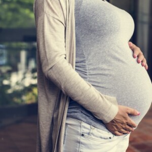 Frau im 9. Monat schwanger