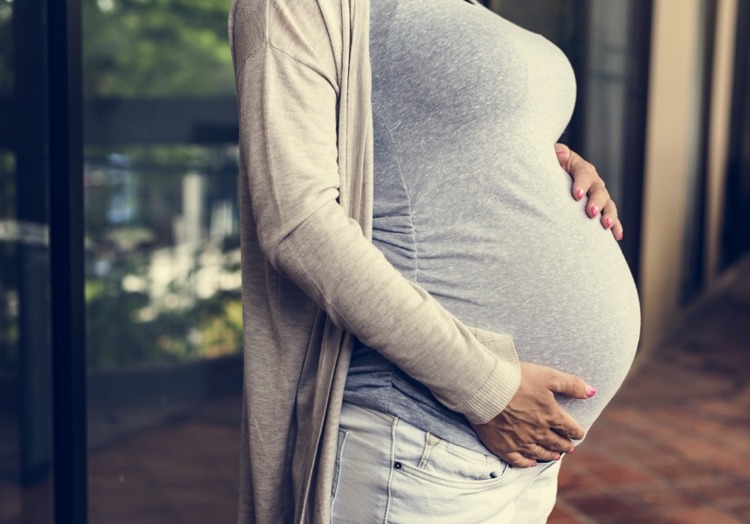 Frau im 9. Monat schwanger