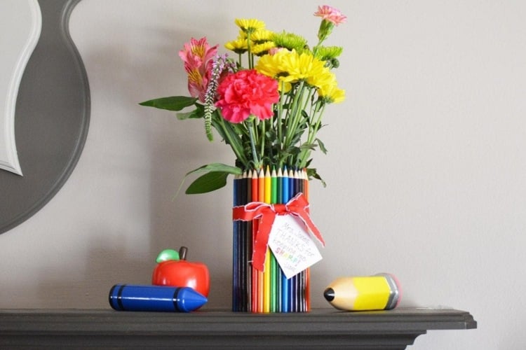 Geschenkidee für Lehrer - Vase mit Buntstiften und frischen Schnittblumen