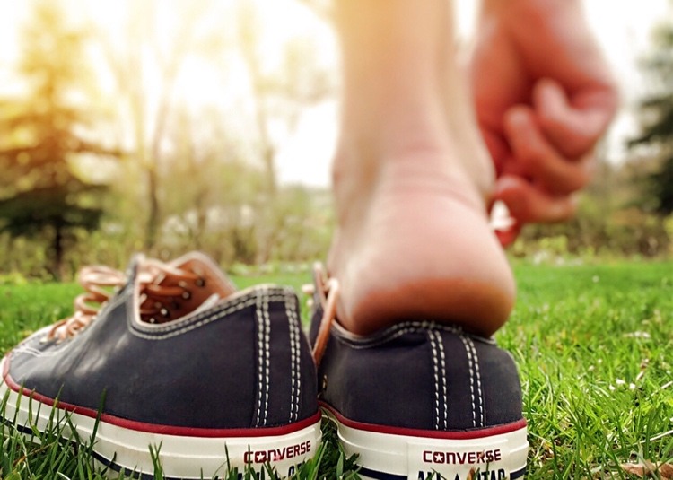 Grasflecken entfernen Schuhe wieder sauber kriegen Tipps