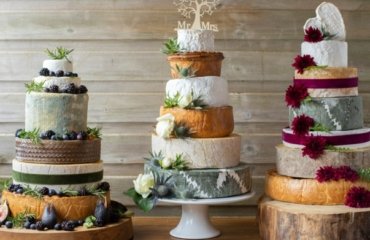 Große Torte für die Hochzeit aus Käselaiben - Mit Früchten und Blumen