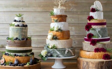 Große Torte für die Hochzeit aus Käselaiben - Mit Früchten und Blumen