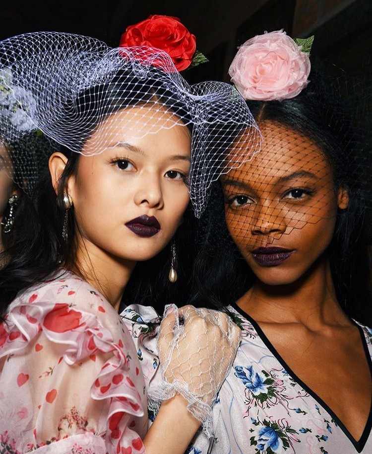 Grunge makeup trend fall 2020 black lips