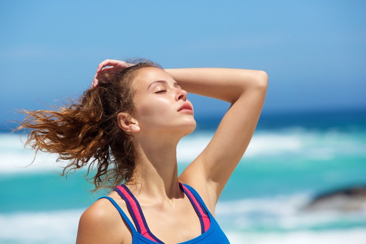 Haarpflege im Sommer Tipps Haare lufttrocknen lassen gesund