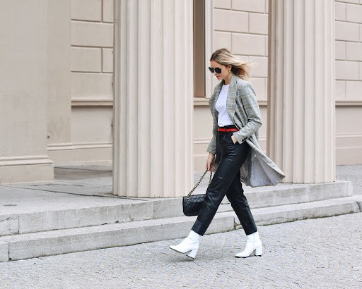 Herbst Outfits für das Büro Mom Jeans kombinieren weiße Stiefel 2020