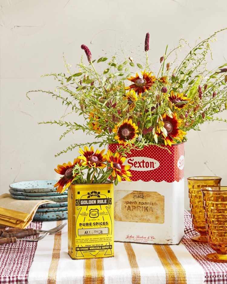 Herbstdeko 2020 mit frischen Blumen in Vintage Dosen
