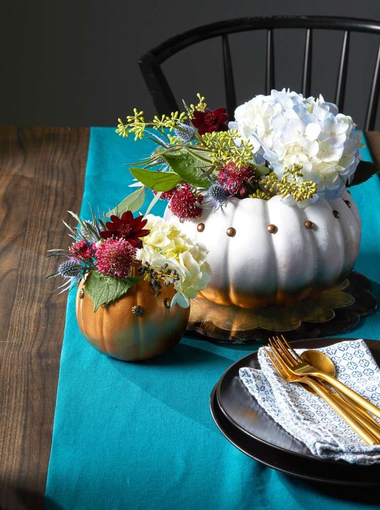 Herbstdeko Ideen mit Kürbissen und frischen Blumen