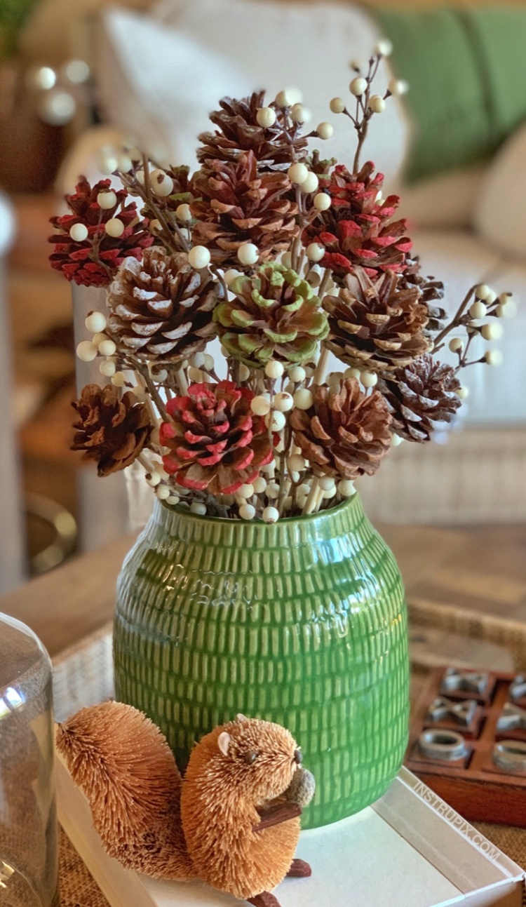 Herbstdeko Ideen mit bemalten Tannenzapfen in Vase