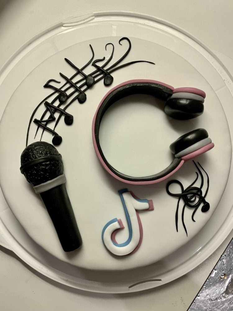 Idea for a nice TikTok cake with microphone, headphones and notes