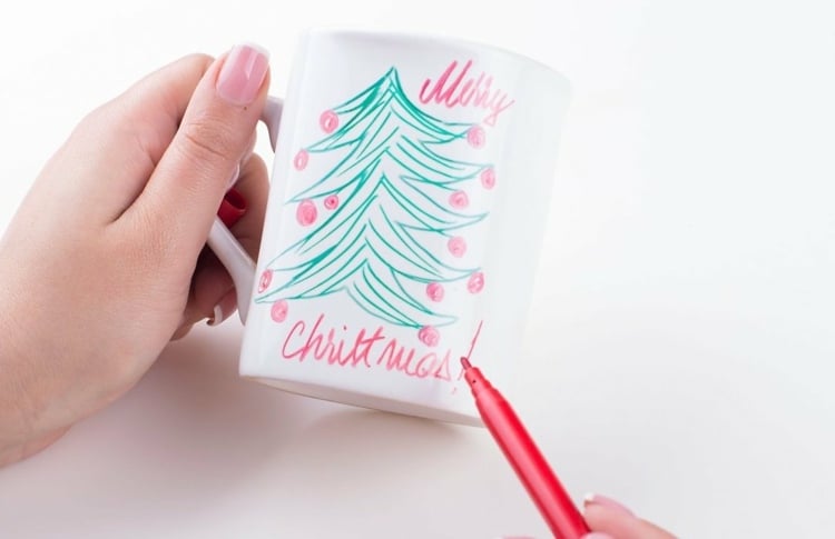 Idee für eine weihnachtliche Tasse mit Tannenbaum und Weihnachtsgruß