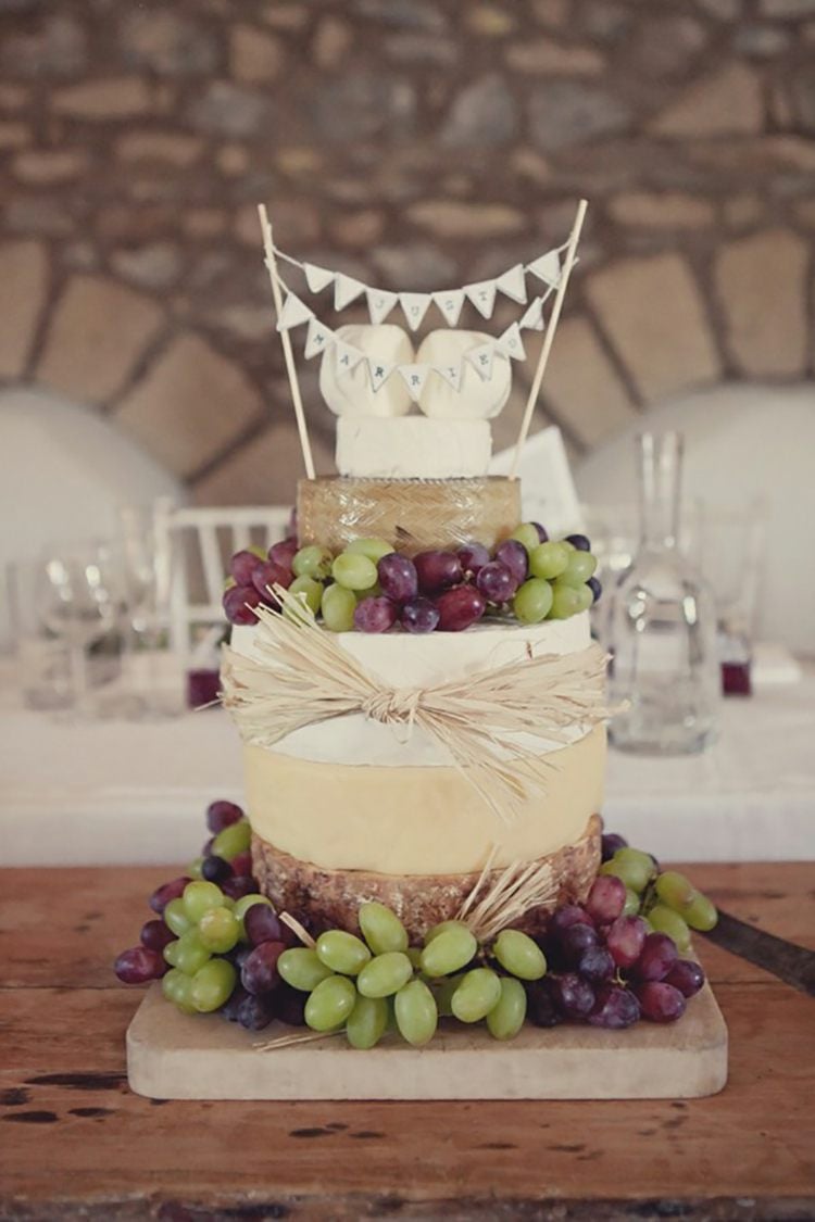 Käse Hochzeitstorte mit Tortengirlande und Weintrauben