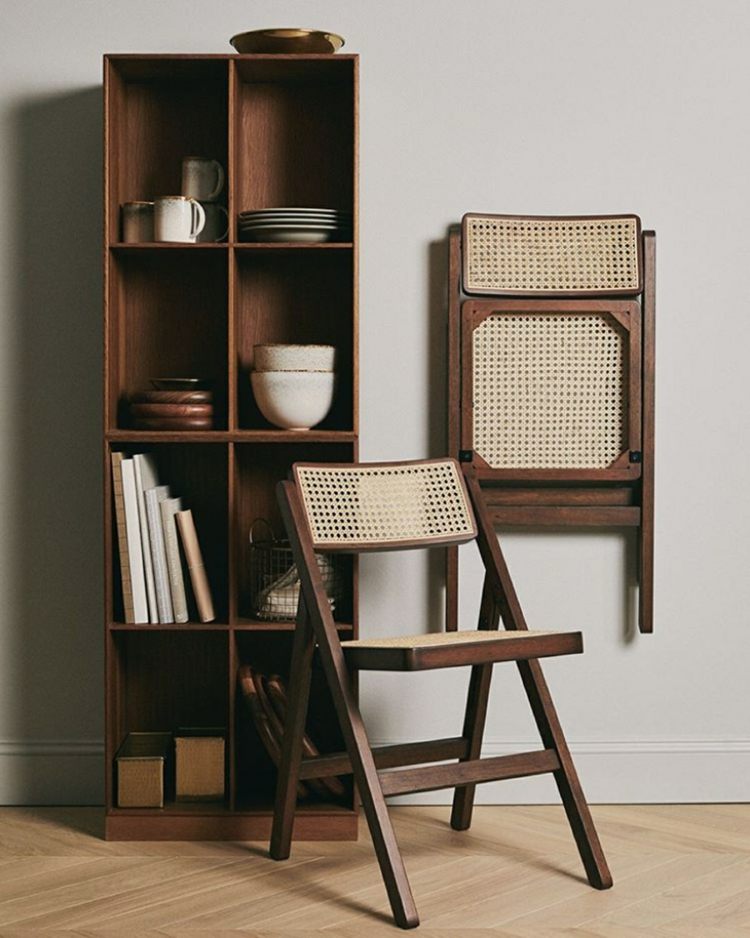 Folding chairs with wickerwork as a space-saving solution for small apartments