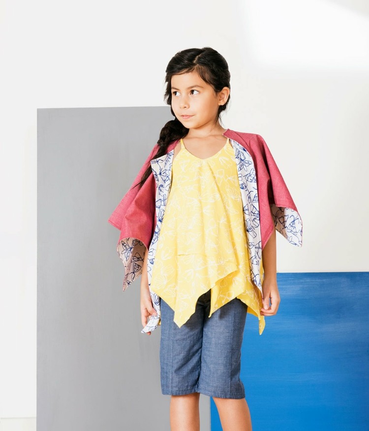 Mädchen-Outfit im Layering-Look mit knielanger Hose, gelber Bluse und Jäckchen