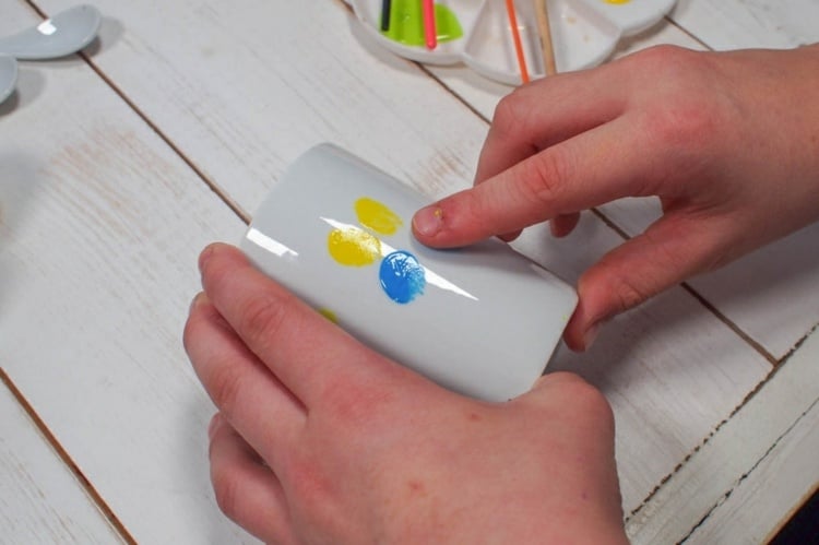 Malen mit Fingerabdrücken - Einfaches Projekt für einzigartiges Geschirr