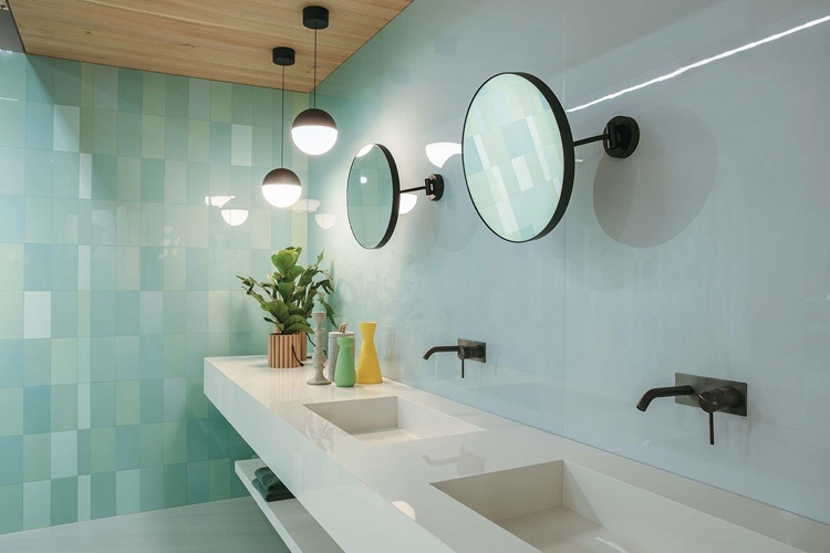Mint Fliesen im modernen Badezimmer mit schwarzen Armaturen kombiniert