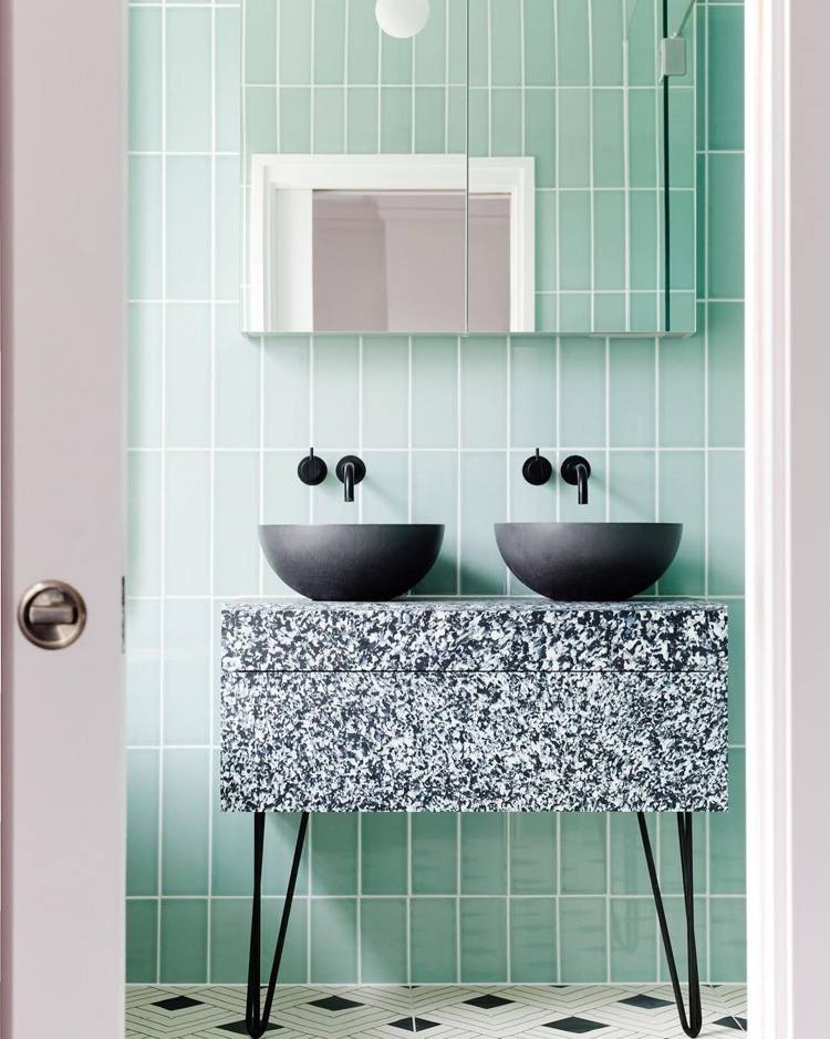 Mint Wandfliesen im Badezimmer mit Weiß und Schwarz kombinieren