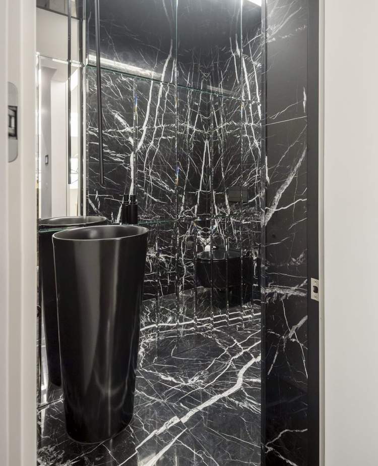 Modernes Badezimmer mit schwarzem Marmor und schwarzem Keramik Waschbecken