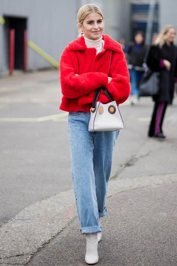Mom Jeans kombinieren Modetrends Herbst Frauen weiße Stiefel 2020