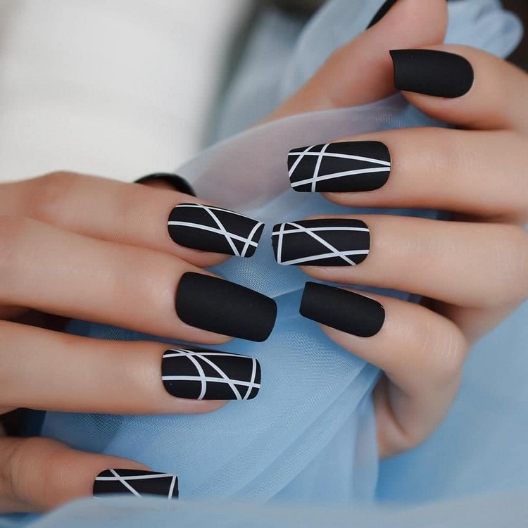 Nail design in black matt fall nails trend 2020