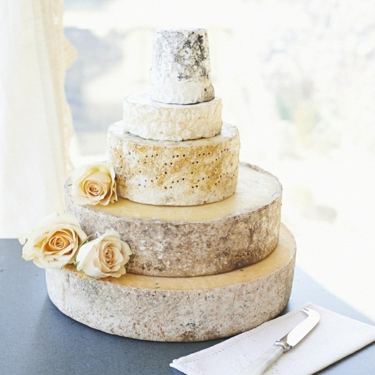 Natürliche Farben für die Käse-Hochzeitstorte kreieren eine romantische Vintage-Atmosphäre