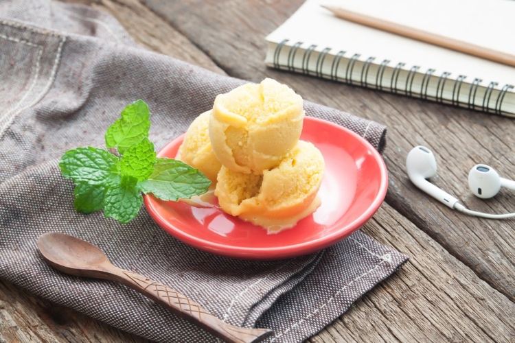 Make nice cream from sweet potatoes yourself and serve