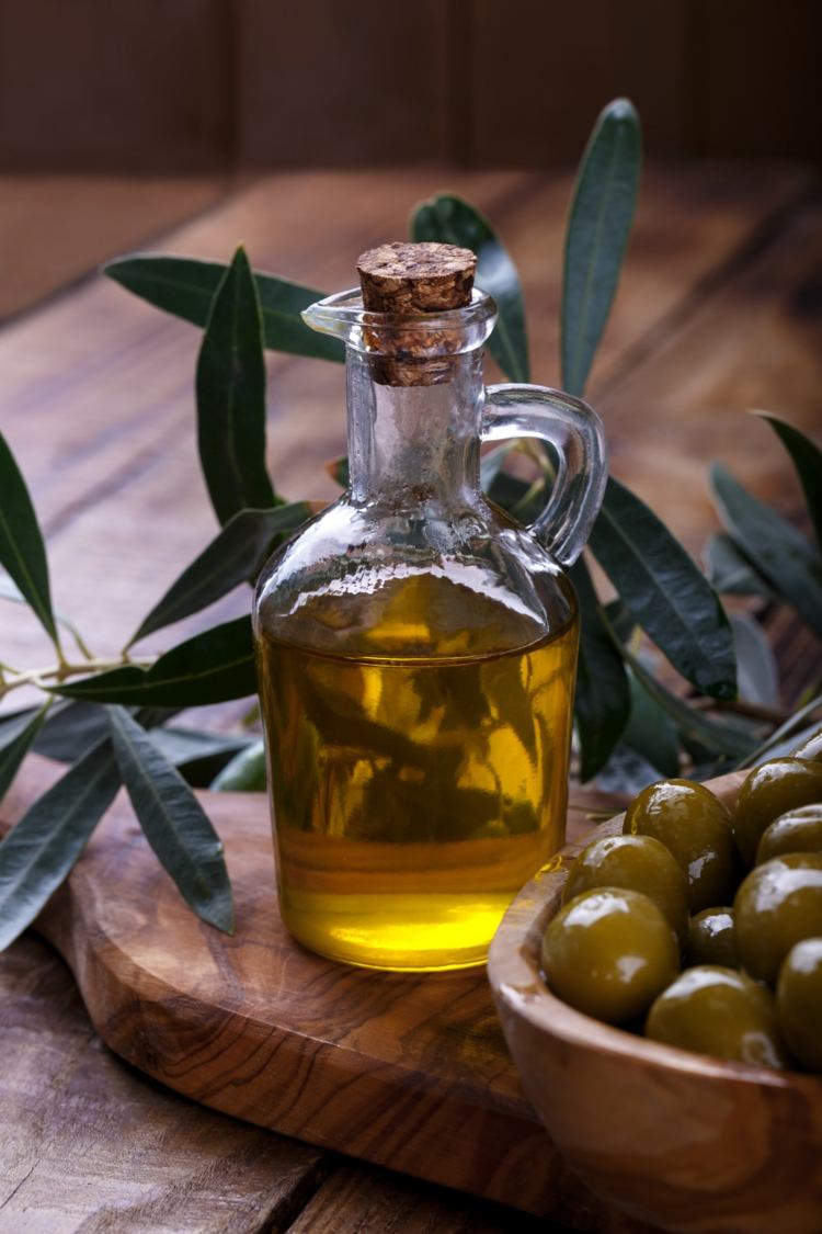 Olivenöl, Zitronensaft, Milch und Honig für zarte Füße