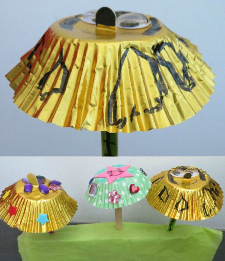Papierförmchen für Muffins in Schirme verwandeln mit Eisstielen