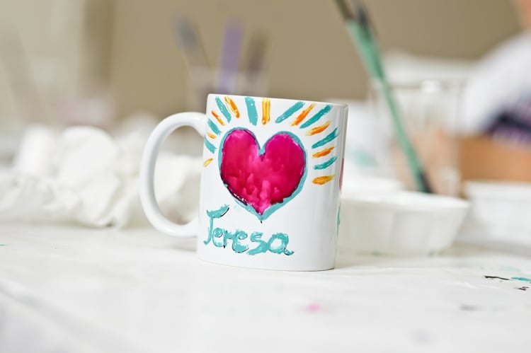 Personalisierte und selbstgemachte Tasse mit Herz und Namen des Kinds
