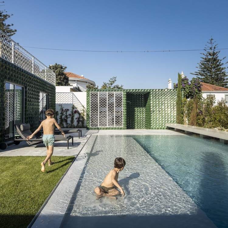 Pool im Garten für die Kinder aus Beton bauen lassen