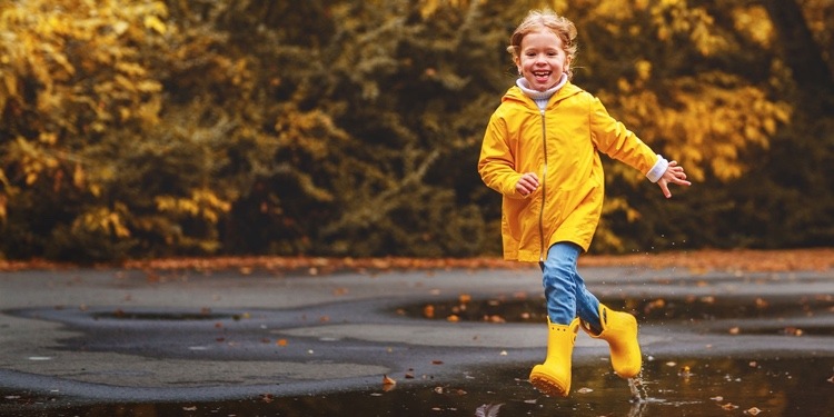 Regenbekleidung Kinder Mädchen mit gelben Gummistiefeln und Regenmantel