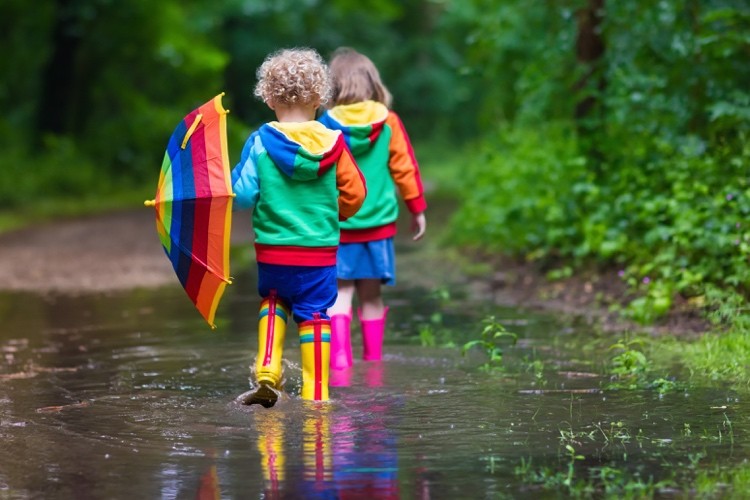 Regenbekleidung Kinder bunte Stiefel und Regenjacke und Regenschirm