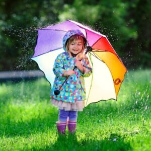 Regenbekleidung für Kinder Gummistiefel und Regenschirm tragen Tipps