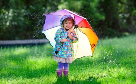 Regenbekleidung für Kinder Gummistiefel und Regenschirm tragen Tipps