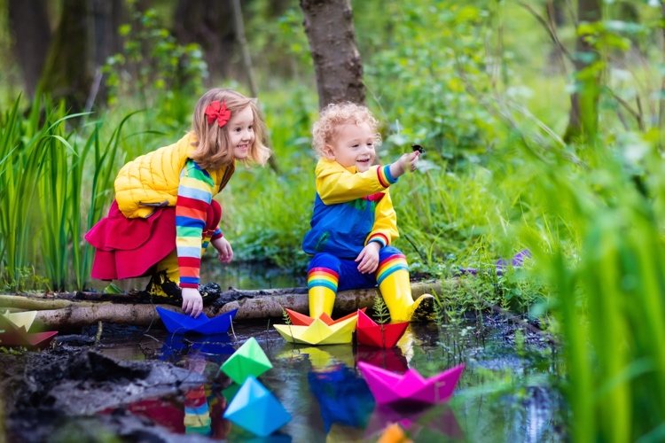 Regenbekleidung für Kinder für Spaziergänge im Wald
