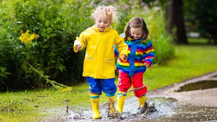 Regenbekleidung für Kinder mit Gummistiefeln und Regenschirm