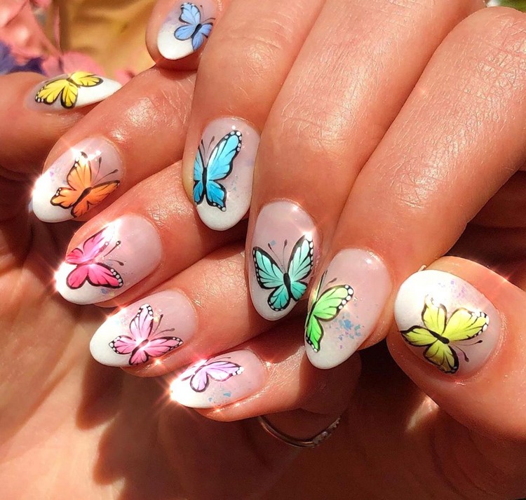 Regenbogen Nägel Designideen kurze Gelnägel Butterfly Nails Trend Sommer