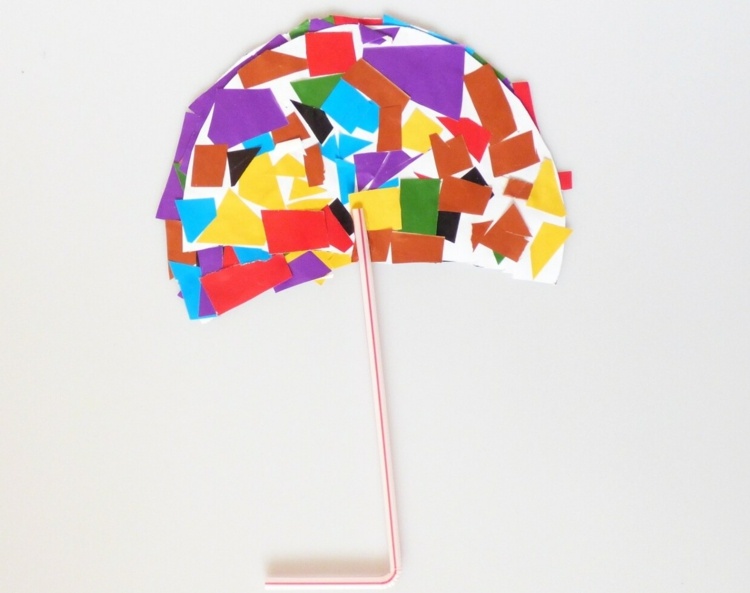 Regenschirm basteln mit bunten Papierschnipseln und Strohhalm