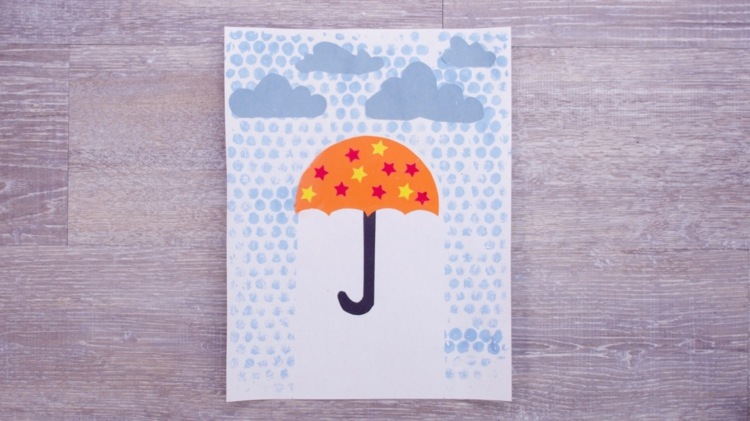 Regenschirm basteln und Bild gestalten mit Regentropfen aus Luftpolsterfolie