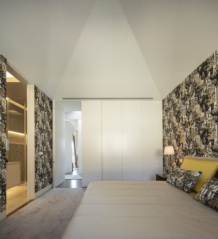 Schlafzimmer mit eingebautem Kleiderschrank und Tapeten an der Wand