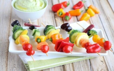 Schnelle Sommer Snacks Rezept für Rohkost mit Dip Gemüse Kebab selber machen