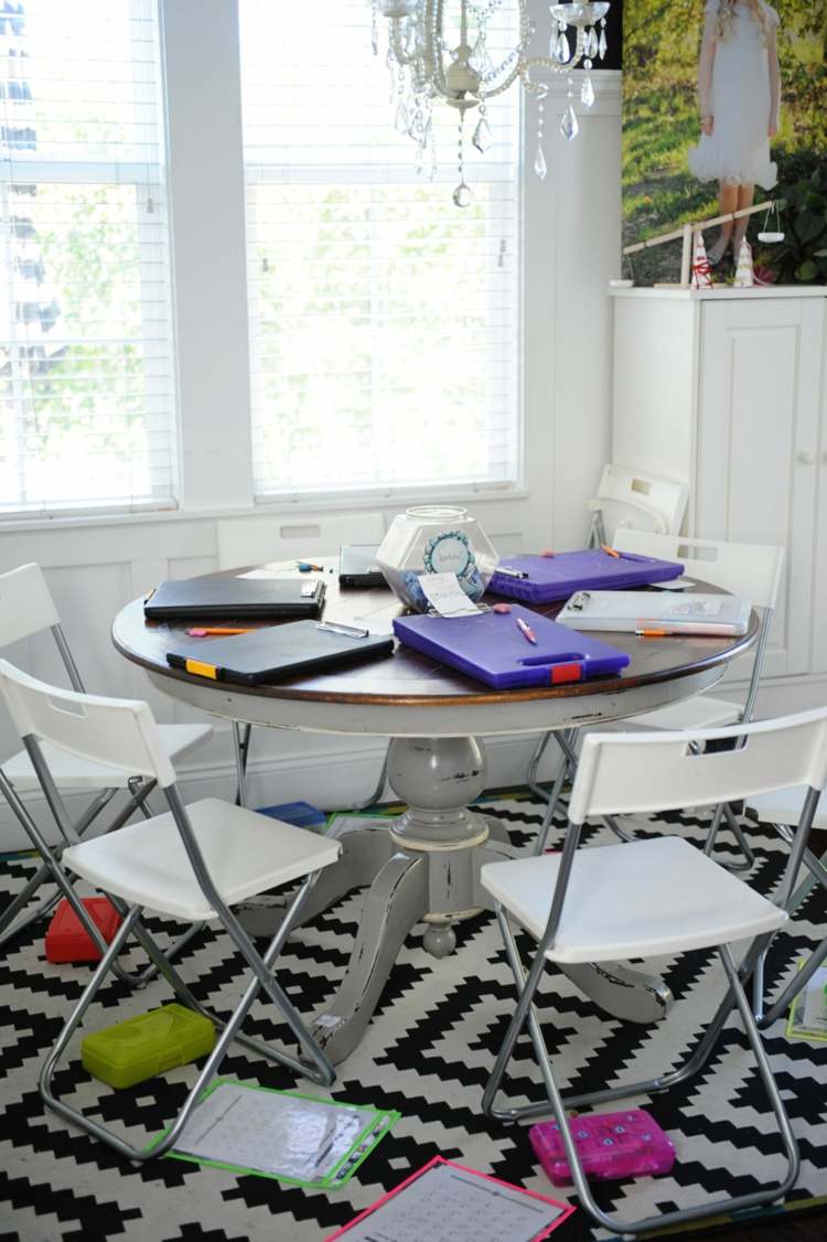 Setting up a classroom in the kitchen - if there is not enough space, the dining table is sufficient