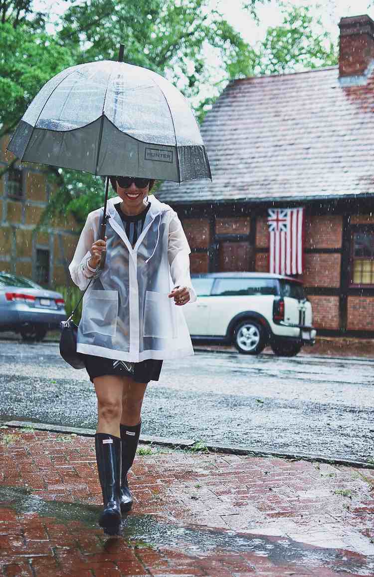 Sommer Outfit bei Regen Gummistiefel Trends Regenjacke kombinieren