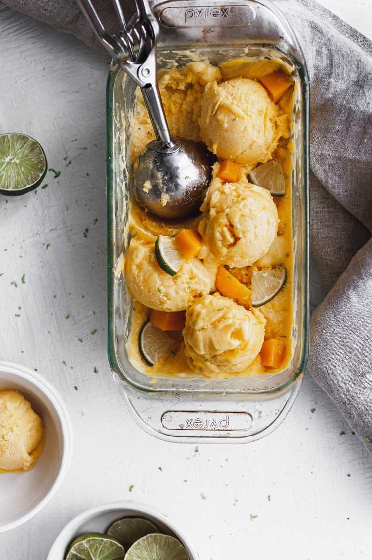 Make sweet potato ice cream yourself as a nice cream and serve with mango
