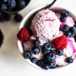 Süßkartoffel-Eis vegan zubereiten mit Beeren und saisonalen Früchten