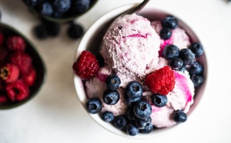 Süßkartoffel-Eis vegan zubereiten mit Beeren und saisonalen Früchten